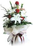  online Bursa ucuz çiçek gönder  4 kirmizi gül , 1 dalda 3 kandilli kazablanka