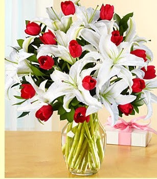  Bursa çiçek gönder nilüfer çiçek siparişi vermek  3 kazablanka 10 kırmızı gül vazosu