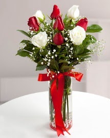 5 kırmızı 4 beyaz gül vazoda  Bursa çiçek gönderimi nilüfer cicekciler , cicek siparisi 